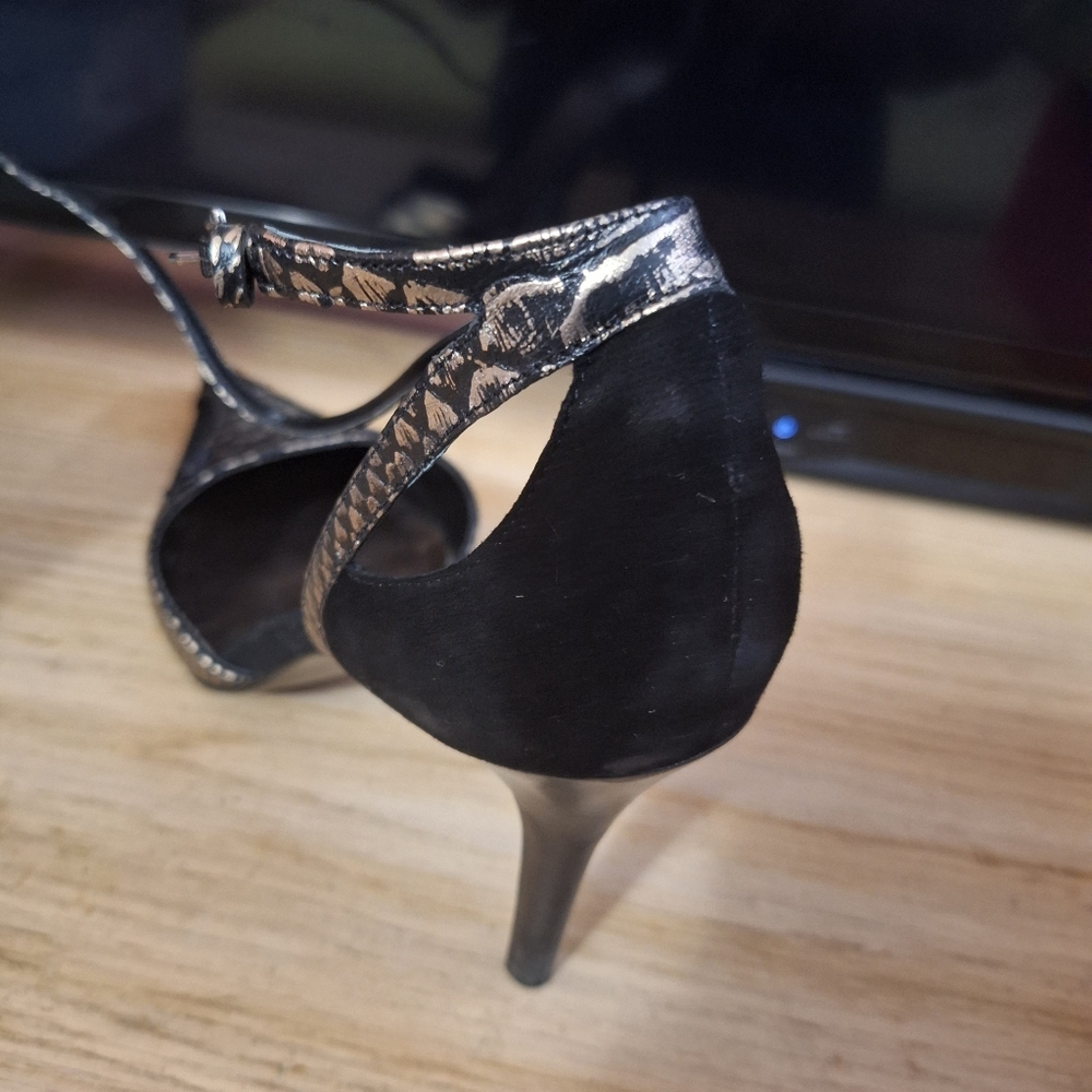Shoes - Picture 4 of 5